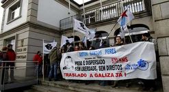Horas antes del debate, un grupo de manifestantes se concentraron ante el Concello de Teo.