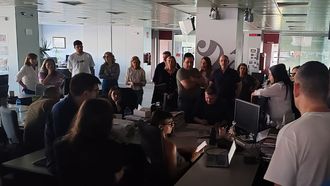 La redacci&oacute;n de La Voz en las instalaciones centrales de Sab&oacute;n siguiendo la actualidad del apag&oacute;n del 28 de abril por la radio de un tel&eacute;fono m&oacute;vil