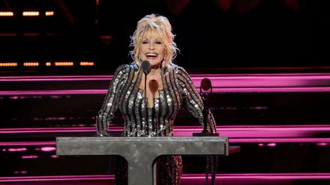 Dolly Parton habla en el escenario durante su incorporaci�n al Rock & Roll Hall of Fame en Los �ngeles, California, el 6 de noviembre de 2022.