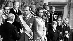 Juan Carlos de Borb�n presta juramento como rey de Espa�a en noviembre de 1975. A su lado, la reina Sof�a, con la que se cas� en 1962. 