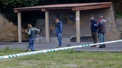 Agentes revisando la zona para encontrar casquillos de bala.