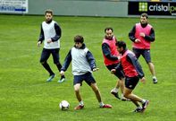Javi Pazos (con el bal�n) apunta a la titularidad despu�s de su buena actuaci�n ante el Celta B.