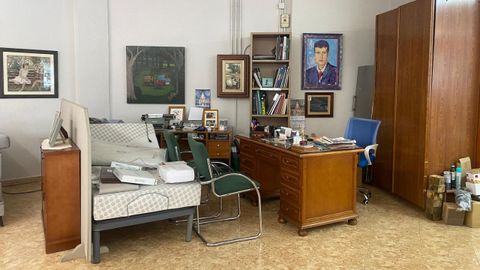 Pequeña zona de despacho de esta mueblería de Oviedo