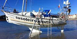 El aventuraro de Portonovo var� ayer su embarcaci�n, �Finesse�, en la playa de Silgar para hacer unas pruebas de estabilidad. 