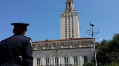 Un polic�a, frente a un centro universitario de Texas (Estados Unidos)