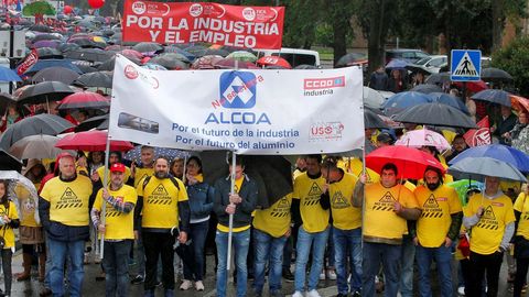 Trabajadores de la planta de Alcoa en Avils participan en la manifestacin del 1 de mayo convocada en Mieres 