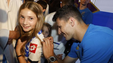 Miguel Loureiro firma un aut�grafo a una aficionada