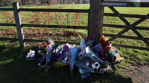 Regalos por parte del p�blico a la familia real en la misa de Navidad