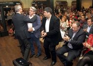 Rueda abraza a Juan Jos� Dieste antes de cederle el puesto sobre el escenario. 