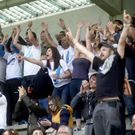 Los aficionados locales no dejaron de animar en todo el partido.