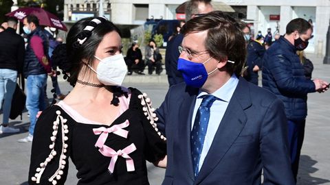 El alcalde de Madrid, Jos� Luis Mart�nez Almeida saluda a una mujer vestida con el traje tradicional en la visita que realiz� a la carpa informativa del PP instalada en la Puerta del Sol