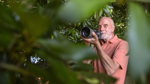El fotógrafo pontevedrés Manuel Hermida, con su Canon, retratista del rural gallego