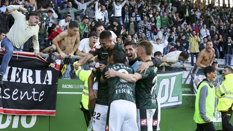 Jugadores y aficionados celebran un tanto en un partido disputado esta campaña en A Malata.