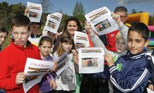 Todos los chavales se llevaron como recuerdo una portada personalizada de La Voz con la foto de grupo del taller de prensa. 