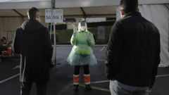 Cribado masivo mediante test de saliva en la explanada de Riazor, en A Coru�a