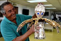 Luis Fraga muestra una de sus �ltimas creaciones.