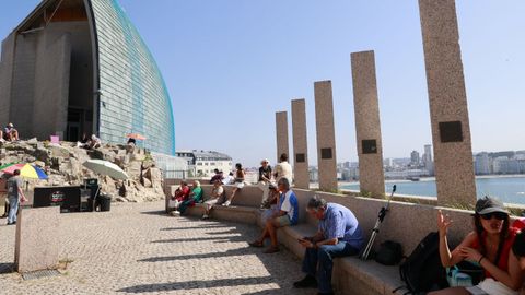 Ambiente previo al eclipse en el paseo mar�timo de A Coru�a