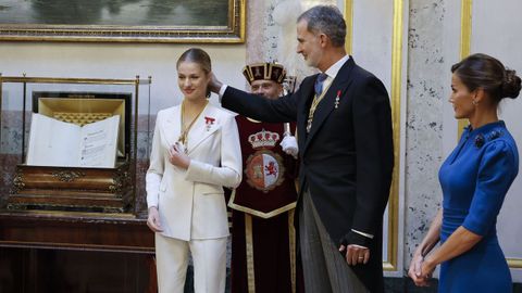 La princesa Leonor, en presencia de los reyes de Espaa, Felipe VI y Letizia, sonre tras serle impuestas las Medallas del Congreso y Senado en el escritorio del Congreso tras jurar la Constitucin