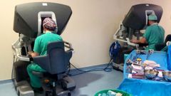 Cirujanos en el quir�fano rob�tico del Cunqueiro