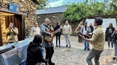 Una actuacin del sumiller y msico Juanjo Figueiroa (a la izquierda) en el conjunto de bodegas centenarias donde se celebra la Feira do Vio de Vilach