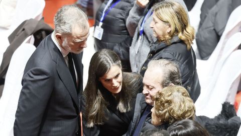 Los reyes saludan a familiares de las v�ctimas del accidente de Adamuz durante el funeral en memoria de los fallecidos