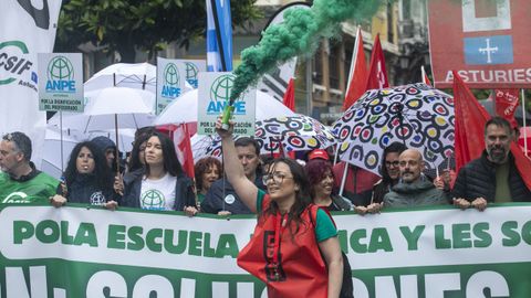 Varias personas durante una manifestacin organizada por los sindicatos de enseanza, a 1 de junio de 2025, en Oviedo, Asturias (Espaa)