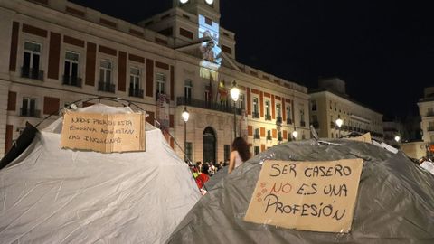 La plaza se ha llenado poco a poco de tiendas