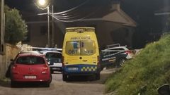 Varias unidades de la Guardia Civil y una ambulancia, frente a las viviendas donde apareci� el cuerpo