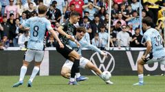 Javi Rueda presionando a Andr� da Silva durante la primera vuelta