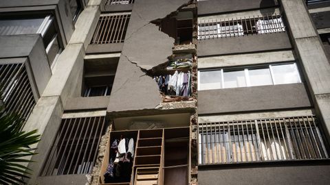 Edificio afectado por los terremotos en el municipio de Chacao