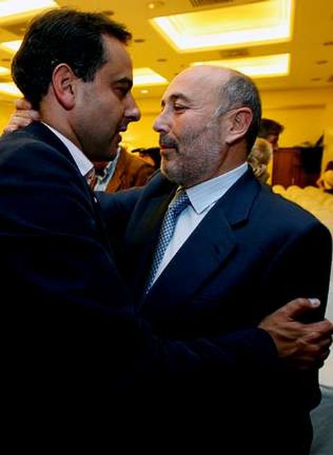 Parga es abrazado por Losada tras su nombramiento, en el 2008.