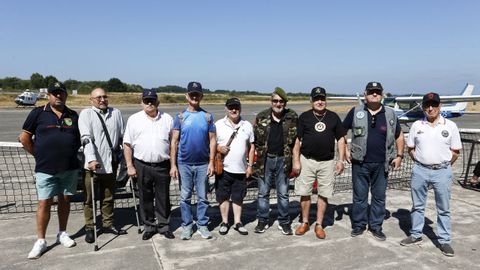 Grupo de paracaidistas veteranos asistentes al criterium