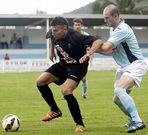 El chairego Jos� Varela protege el bal�n ante el celeste �lvaro. 