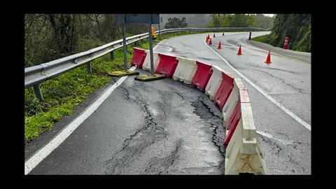 Se�alizaci�n de desv�o por carretera afectada (A Casilla - Barra de Mi�o, Coles).