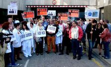 Protesta contra la privatizaci�n. Los sindicatos CIG, SAE, CSIF, UGT, CESM-OMEGA y CC.OO. organizaron ayer en el Hospital Xeral una movilizaci�n contra la privatizaci�n y los recortes.