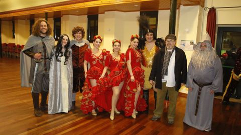 La reina y las damas del Entroido focense posando este s�bado con representantes del Concello y de la organizaci�n