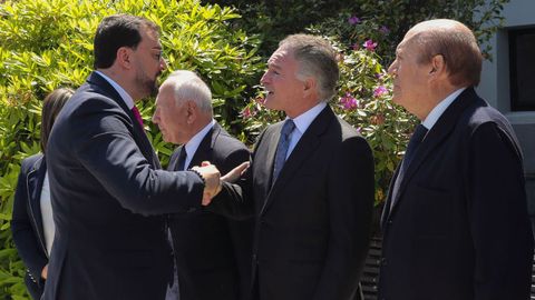 El presidente del Principado, Adri�n Barb�n, y el empresario guatemalteco de origen asturiano Dionisio Guti�rrez, que ha hecho entrega de la bandera de su pa�s al Museo de la Emigraci�n Fundaci�n Archivo de Indianos, se saludan este viernes en Colombres