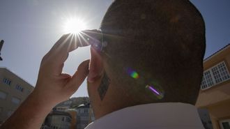 Observaci�n de un eclipse desde Cai�n, A Laracha, en imagen de archivo