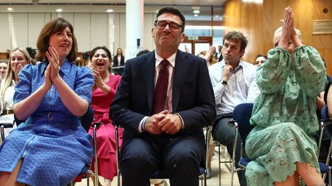 Burnham sonr�e tras ser confirmado como l�der, flanqueado por la diputada Lucy Powell y por su mujer, Marie-France van Heel.