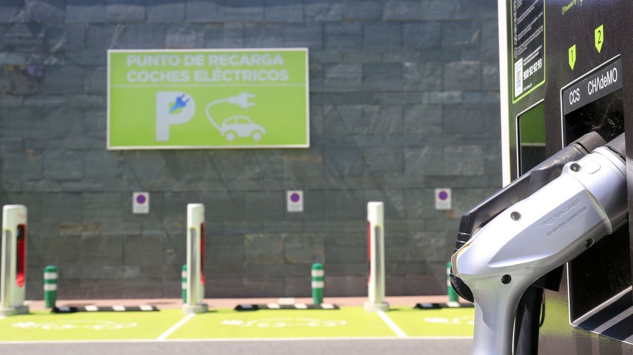 Galicia alcanza casi el triple de puntos de recarga eléctrica que de gasolineras