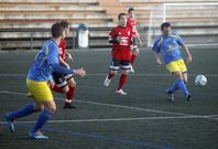 El visitante Si�o, con la pelota, en el derbi ribeirense entre el Oleiros y el S�lvora jugado en A Tasca. 
