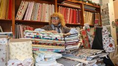 Kica tiene m�s de 600 telas de algod�n 100 % y loneta en su tienda, A Fiandeira do Rueiro, en Ribeira