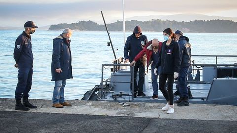 Llegada a puerto de uno de los pasajeros rescatados del ferry