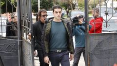 Alejandro Míguez entrando en los juzgados durante el juicio por el asesinato de Samuel Luiz