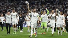 Los madridistas, celebrando sobre el csped el triunfo.