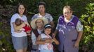 Carmen Garc�a, protegida con un sombrero, con las otras cuatro generaciones de su familia.