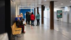 Personas esperando�el s�bado 17 por la tarde en el vacun�dromo del HULA para participar en el ensayo durante la campa�a extraordinaria.