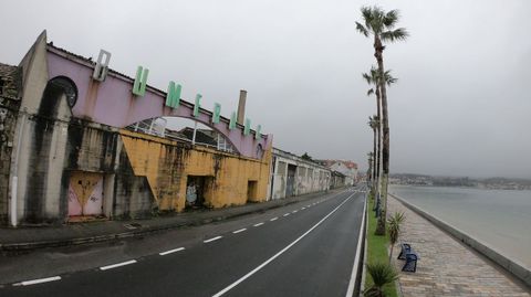 Naves abandonadas en la zona del paseo de O Areal.