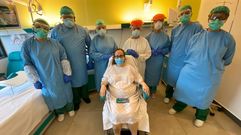 Laura Mart�nez, con algunos de los sanitarios del CHUO, hospital en el que est� ingresada
