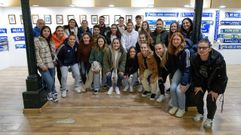 Los capitanes del Oviedo y del Vetusta, junto a la plantilla del Oviedo femenino y miembros de la APARO